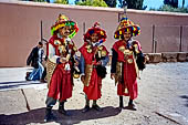 Marrakech - Jemaa el-Fna. Acquaioli che posano per una foto.